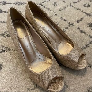 Gold heels size 6, never worn